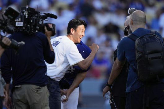 [로스앤젤레스=AP/뉴시스] 미국 메이저리그사커(MLS) 로스앤젤레스(LA) FC의 손흥민이 27일(현지 시간) 캘리포니아주 로스앤젤레스의 다저 스타디움에서 열리는 2025 메이저리그 LA 다저스와 신시내티 레즈의 경기에서 시구를 마친 후 포즈를 취하고 있다. 2025.08.28.