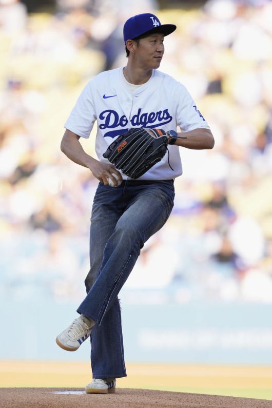 [로스앤젤레스=AP/뉴시스] 미국 메이저리그사커(MLS) 로스앤젤레스(LA) FC의 손흥민이 27일(현지 시간) 캘리포니아주 로스앤젤레스의 다저 스타디움에서 열리는 2025 메이저리그 LA 다저스와 신시내티 레즈의 경기에 앞서 시구하고 있다. 2025.08.28.