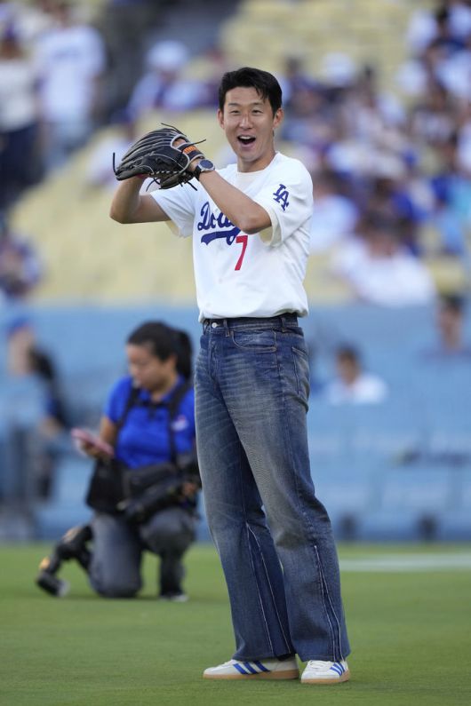 [로스앤젤레스=AP/뉴시스] 미국 메이저리그사커(MLS) 로스앤젤레스(LA) FC의 손흥민이 27일(현지 시간) 캘리포니아주 로스앤젤레스의 다저 스타디움에서 열리는 2025 메이저리그 LA 다저스와 신시내티 레즈의 경기에서 시구하기 전 연습 투구를 하고 있다. 2025.08.28.