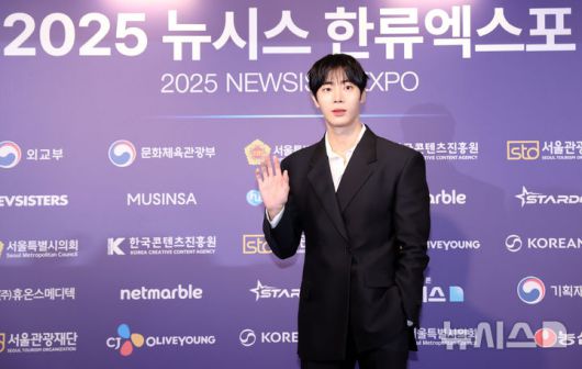 [서울=뉴시스] 조성우 기자 = 배우 추영우가 28일 서울 중구 롯데호텔에서 열린 제7회 뉴시스 한류엑스포(2025 K-엑스포) 포토월 행사에서 포즈를 취하고 있다. 2025.08.28. xconfind@newsis.com