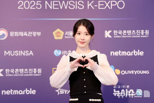 [서울=뉴시스] 조성우 기자 = 가수 겸 배우 아이유가 28일 서울 중구 롯데호텔에서 열린 제7회 뉴시스 한류엑스포(2025 K-엑스포) 포토월 행사에 참석하고 있다. 2025.08.28. xconfind@newsis.com