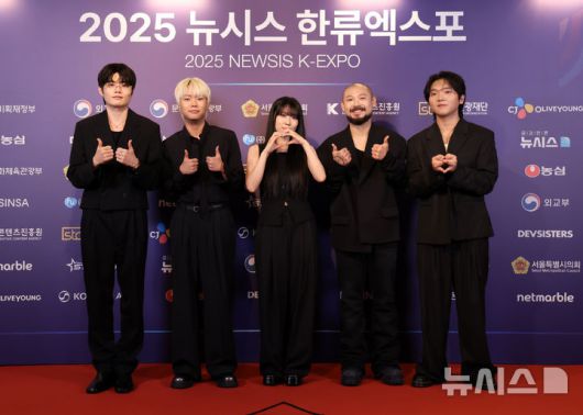 [서울=뉴시스] 조성우 기자 = 그룹 비트펠라하우스가 28일 서울 중구 롯데호텔에서 열린 제7회 뉴시스 한류엑스포(2025 K-엑스포) 포토월 행사에서 포즈를 취하고 있다. 2025.08.28. xconfind@newsis.com