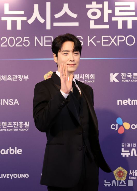 [서울=뉴시스] 조성우 기자 = 배우 이준혁이 28일 서울 중구 롯데호텔에서 열린 제7회 뉴시스 한류엑스포(2025 K-엑스포) 포토월 행사에서 포즈를 취하고 있다. 2025.08.28. xconfind@newsis.com