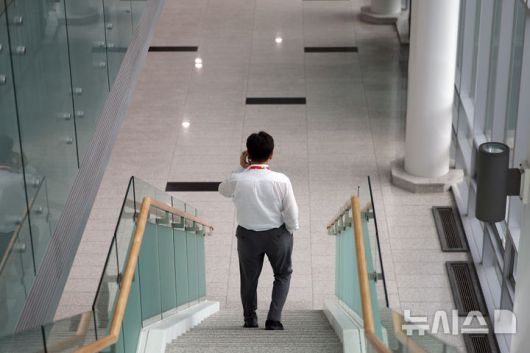 [인천=뉴시스] 김금보 기자 = 권성동 국민의힘 의원이 28일 오후 인천 중구 인천국제공항공사 항공교육원에서 열린 2025 국민의힘 국회의원 연찬회 도중 교육원 외부로 이동하고 있다. 김건희 특검팀은 이날 오후 권 의원에게 구속영장을 청구했다. 2025.08.28. kgb@newsis.com