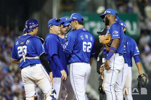 [서울=뉴시스] 권창회 기자 = 28일 서울 송파구 잠실야구장에서 열린 KBO리그 두산 베어스와 삼성라이온즈의 경기, 9회 말 2사 주자1,2루 삼성 박진만 감독이 마운드에 올라 선수들에게 지시하고 있다. 2025.08.28. kch0523@newsis.com