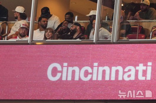 [미주리주=AP/뉴시스] 최근 약혼을 발표한 테일러 스위프트와 미국프로풋볼(NFL) 캔자스시티 치프스 소속 트래비스 켈시가 28일(현지 시간) 미국 미주리주 캔자스시티 애로헤드 스타디움에서 열린 신시내티와 네브래스카의 NCAA 대학 미식축구 경기를 보고 있다. 2025.08.29.