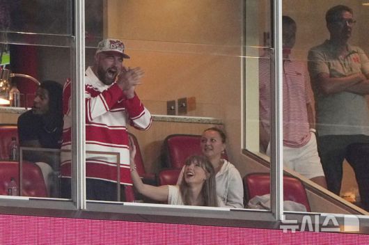 [미주리주=AP/뉴시스] 최근 약혼을 발표한 테일러 스위프트와 미국프로풋볼(NFL) 캔자스시티 치프스 소속 트래비스 켈시가 28일(현지 시간) 미국 미주리주 캔자스시티 애로헤드 스타디움에서 열린 신시내티와 네브래스카의 NCAA 대학 미식축구 경기를 보고 있다. 2025.08.29.