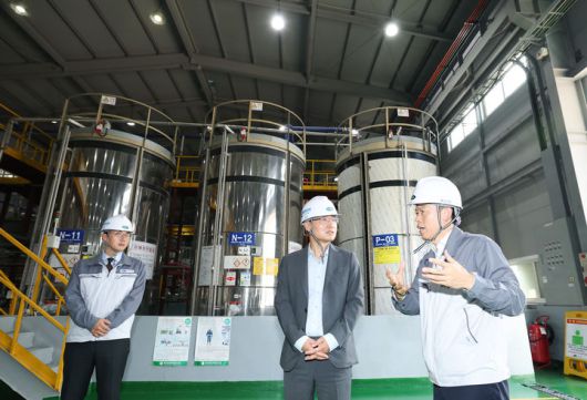 임광현(가운데) 국세청장이 29일 경기 시화국가산업단지 소재 광진화학 생산공장을 방문해 중소기업의 애로사항을 청취하고 있다.(사진 : 국세청 제공) 2025.8.29. *재판매 및 DB 금지