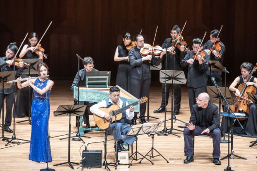 [서울=뉴시스] 베르나르 베르베르X세종솔로이스츠의 '키메라의 시대: 신인류의 상상적 미래' 공연 모습. 플루티스트 최나경과 기타리스트 드니 성호도 함께 무대에 올랐다. (사진=세종솔로이스츠 제공) 2025.08.29. photo@newsis.com *재판매 및 DB 금지