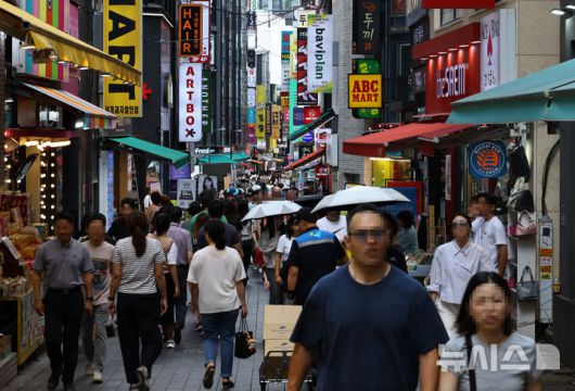 [서울=뉴시스] 최진석 기자 = 서울 중구 명동 거리가 붐비고 있다. 2025.08.29. myjs@newsis.com