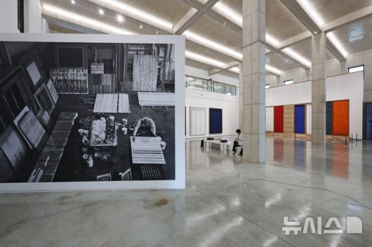 [파주=뉴시스] 박진희 기자 = 한국 모더니즘의 선구자 하종현의 예술세계를 총망라한 ‘하종현 아트센터’가 파주시 문발동에 다음달 1일 개관한다. 2025.08.29. pak7130@newsis.com