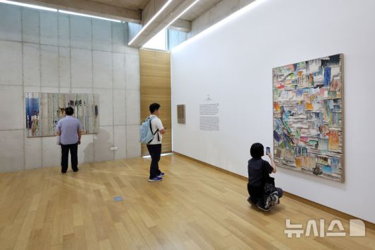 [파주=뉴시스] 박진희 기자 = 한국 모더니즘의 선구자 하종현의 예술세계를 총망라한 ‘하종현 아트센터’가 파주시 문발동에 다음달 1일 개관한다. 2025.08.29. pak7130@newsis.com