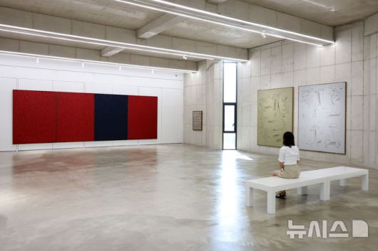 [파주=뉴시스] 박진희 기자 = 한국 모더니즘의 선구자 하종현의 예술세계를 총망라한 ‘하종현 아트센터’가 파주시 문발동에 다음달 1일 개관한다. 이번 개관을 통해 하종현 아트센터는 미술 안팎의 역사를 작업으로 승화시키며 한국 현대미술의 흐름을 만들어온 작가의 행보에 경의를 표하며, 1960년대부터 실천해온 예술 철학과 실험 정신을 담은 작품들을 전관에 걸쳐 선보인다. 2025.08.29. pak7130@newsis.com