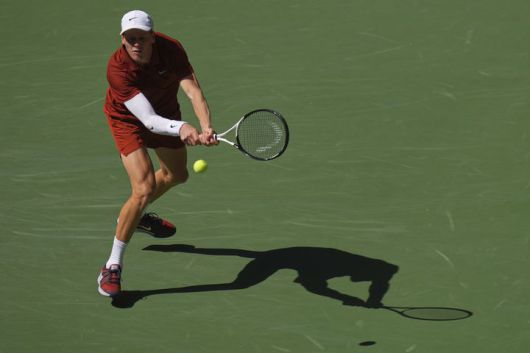 [뉴욕=AP/뉴시스] 얀니크 신네르(1위·이탈리아)가 30일(현지 시간) 미국 뉴욕의 빌리진킹 내셔널 테니스 센터에서 열린 US 오픈 남자 단식 3회전에서 데니스 샤포발로프(27위·캐나다)와 경기하고 있다. 2연패를 노리는 신네르가 3-1(5-7 6-4 6-3 6-3)로 이기고 16강에 진출했다. 2025.08.31.