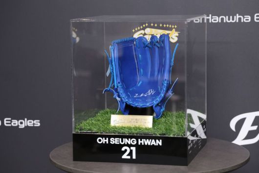 프로야구 삼성 라이온즈의 오승환이 한화 이글스 구단에 선물한 은퇴 투어 행사 답례품인 자신의 사인 글러브. 2025.08.31. (사진=삼성 제공) *재판매 및 DB 금지