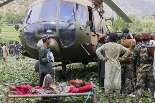 [마자르다라=AP/뉴시스] 1일(현지 시간) 아프가니스탄 쿠나르주 마자르다라에서 군용 헬기가 지진 부상자를 이송하기 위해 대기하고 있다. 2025.09.02.