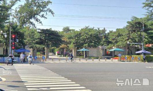 [베이징=뉴시스] 박정규 특파원 = 오는 3일 열릴 전승절 열병식을 앞두고 1일 베이징 댜오위타이 동문 앞을 경비 인력이 지키고 있다. 2025.09.01 pjk76@newsis.com