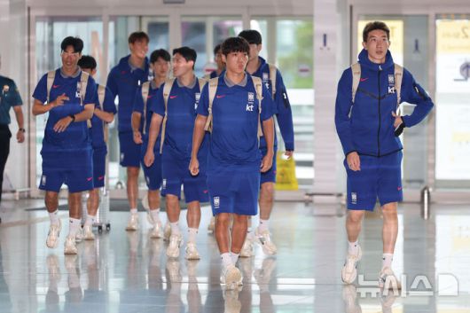 [서울=뉴시스] 권창회 기자 = 대한민국 축구 국가대표팀 선수들이 1일 오전 인천국제공항 제2터미널에서 출국 수속을 밟기 위해 이동하고 있다. 대표팀은 미국에서 오는 7일 미국, 10일 멕시코와 평가전을 치른다. 2025.09.01. kch0523@newsis.com