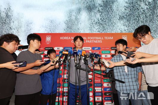 [서울=뉴시스] 권창회 기자 = 홍명보 대한민국 축구 국가대표팀 감독이 1일 오전 인천국제공항 제2터미널에서 미국 원정길에 오르며 출국 전 인터뷰를 하고 있다. 대표팀은 미국에서 오는 7일 미국, 10일 멕시코와 평가전을 치른다. 2025.09.01. kch0523@newsis.com