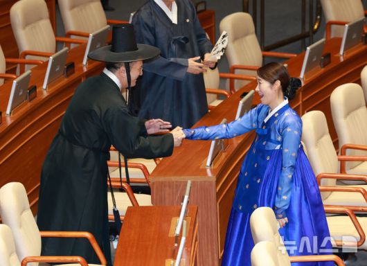 [서울=뉴시스] 고승민 기자 = 한복을 입은 더불어민주당 전용기, 강선우 의원이 1일 서울 여의도 국회에서 열린 제429회 국회(정기회) 제1차 본회의에서 인사를 나누고 있다. 2025.09.01. kkssmm99@newsis.com