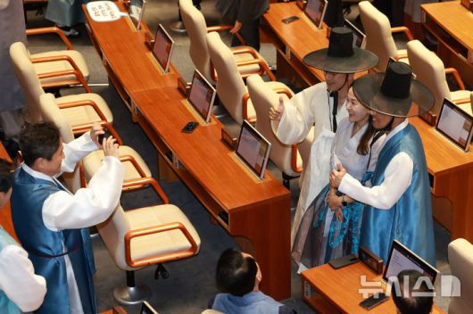 [서울=뉴시스] 고승민 기자 = 한복을 입은 더불어민주당 의원들이 1일 서울 여의도 국회에서 열린 제429회 국회(정기회) 제1차 본회의에서 시작 전 기념촬영하고 있다. 2025.09.01. kkssmm99@newsis.com