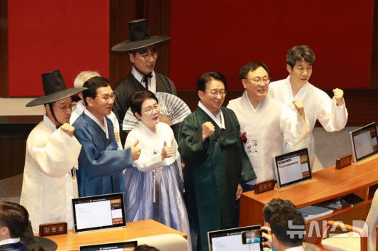 [서울=뉴시스] 고승민 기자 = 한복을 입은 더불어민주당 의원들이 1일 서울 여의도 국회에서 열린 제429회 국회(정기회) 제1차 본회의에서 시작 전 기념촬영을 하고 있다. 2025.09.01. kkssmm99@newsis.com