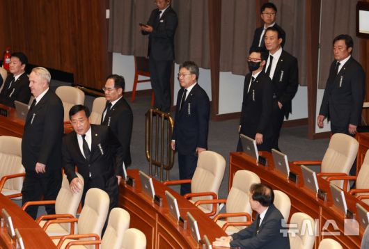 [서울=뉴시스] 고승민 기자 = 검은 양복과 근조리본을 착용한 국민의힘 의원들이 1일 서울 여의도 국회에서 열린 제429회 국회(정기회) 제1차 본회의에 출석하고 있다. 2025.09.01. kkssmm99@newsis.com