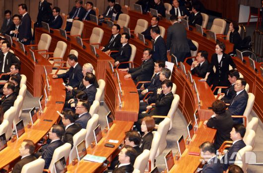 [서울=뉴시스] 고승민 기자 = 검은 양복과 근조리본을 착용한 국민의힘 의원들이 1일 서울 여의도 국회에서 열린 제429회 국회(정기회) 제1차 본회의에 출석하고 있다. 2025.09.01. kkssmm99@newsis.com