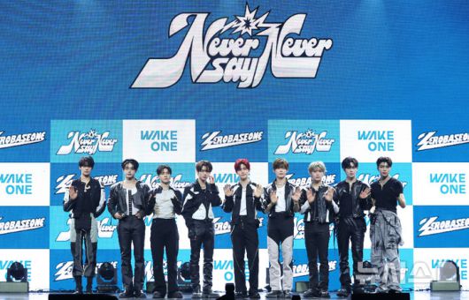 [서울=뉴시스] 김혜진 기자 = 그룹 제로베이스원(왼쪽부터 김규빈, 김지웅, 석매튜, 한유진, 장하오, 성한빈, 김태래, 리키,박건욱)이 1일 오후 서울 용산구 블루스퀘어에서 열린 첫 번째 정규앨범 '네버 세이 네버(NEVER SAY NEVER)' 발매 기념 쇼케이스에서 포즈를 취하고 있다. 2025.09.01. jini@newsis.com