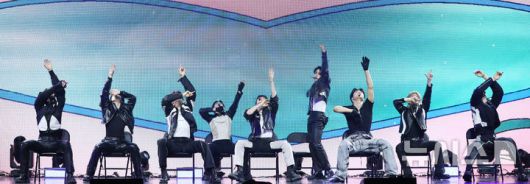 [서울=뉴시스] 김혜진 기자 = 그룹 제로베이스원이 1일 오후 서울 용산구 블루스퀘어에서 열린 첫 번째 정규앨범 '네버 세이 네버(NEVER SAY NEVER)' 발매 기념 쇼케이스에서 무대를 선보이고 있다. 2025.09.01. jini@newsis.com