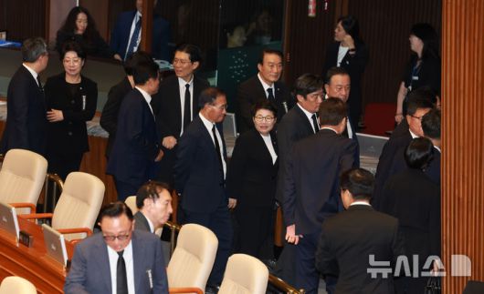 [서울=뉴시스] 고승민 기자 = 검은 양복과 근조리본을 착용한 국민의힘 의원들이 1일 서울 여의도 국회에서 열린 제429회 국회(정기회) 제1차 본회의에서 산회 후 회의장을 나서고 있다. 2025.09.01. kkssmm99@newsis.com