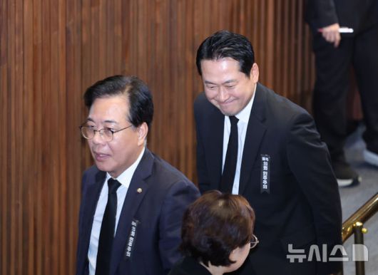 [서울=뉴시스] 김금보 기자 = 국민의힘 송언석 원내대표와 장동혁 대표가 1일 오후 서울 여의도 국회에서 열린 제22대 제429회국회(정기회) 제1차 본회의 산회 후 회의장을 나서고 있다. 2025.09.01. kgb@newsis.com