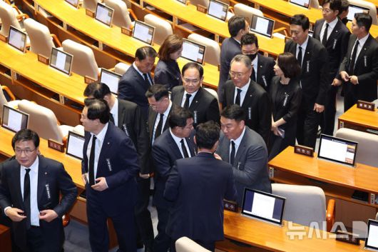 [서울=뉴시스] 김금보 기자 = 국민의힘 의원들이 1일 오후 서울 여의도 국회에서 열린 제22대 제429회국회(정기회) 제1차 본회의 산회 후 회의장을 나서고 있다. 2025.09.01. kgb@newsis.com