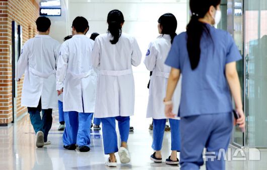 [대구=뉴시스] 이무열 기자 =  대구 시내의 한 대학병원에서 의료진들이 이동하고 있다. 2025.09.01. lmy@newsis.com