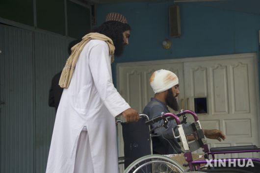 [쿠나르=신화/뉴시스] 1일(현지 시간) 아프가니스탄 쿠나르주의 한 병원에서 지진 부상자가 휠체어에 타 이동하고 있다. 아프간 내무부는 동부 쿠나르주와 낭가르하르주에서 지난달 31일 규모 6.0의 지진이 발생해 지금까지 사망자가 622명, 부상자는 1555명으로 집계됐다고 성명을 통해 밝혔다. 2025.09.01.