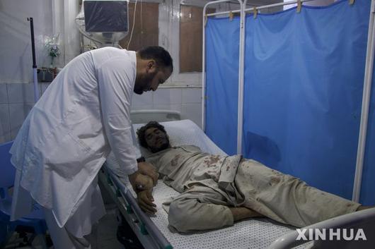 [쿠나르=신화/뉴시스] 1일(현지 시간) 아프가니스탄 쿠나르주의 한 병원에서 지진 부상자가 휠체어에 타 이동하고 있다. 아프간 내무부는 동부 쿠나르주와 낭가르하르주에서 지난달 31일 규모 6.0의 지진이 발생해 지금까지 사망자가 622명, 부상자는 1555명으로 집계됐다고 성명을 통해 밝혔다. 2025.09.01.