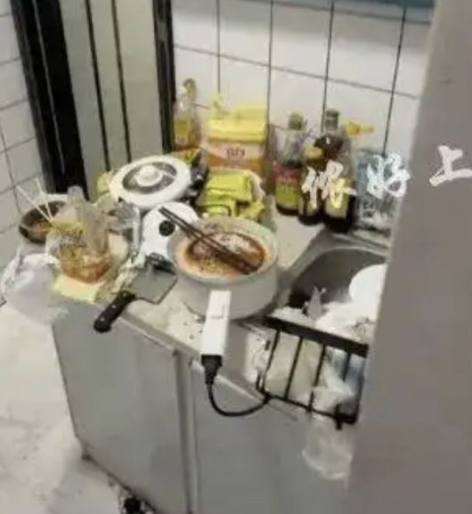 [뉴시스]세입자가 잠적한 뒤 쓰레기 더미로 변한 집 내 부. 배달 용기와 음식물 쓰레기가 곳곳에 방치돼 있다.(사진=홍성신문)