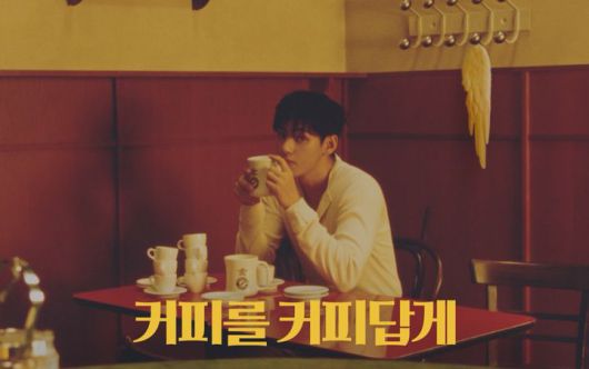 [서울=뉴시스] 컴포즈커피와 브랜드 모델 뷔가 함께한 신규 캠페인 영상. (사진=컴포즈커피 제공)  *재판매 및 DB 금지