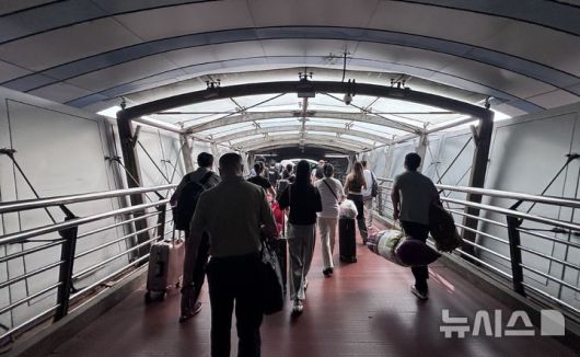 [베이징=뉴시스] 박정규 특파원 = 2일 오후 김정은 북한 국무위원장이 도착하기에 앞서 베이징역 내 승객 이동 통로에 육안으로 열차를 볼 수 없도록 한 가림막이 설치돼있다. 2025.09.02 pjk76@newsis.com