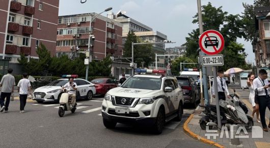 [베이징=뉴시스] 박정규 특파원 = 2일 오후 김정은 북한 국무위원장이 도착하기에 앞서 주중국 북한대사관에 공안 차량이 대거 배치되면서 경계 태세가 강화됐다. 2025.09.02 pjk76@newsis.com