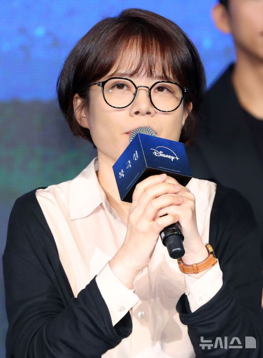 [서울=뉴시스] 김혜진 기자 = 김희원 감독이 2일 오전 서울 종로구 포시즌스 호텔에서 열린 디즈니 플러스 오리지널 시리즈 '북극성' 제작발표회에서 인사말을 하고 있다. 2025.09.02. jini@newsis.com