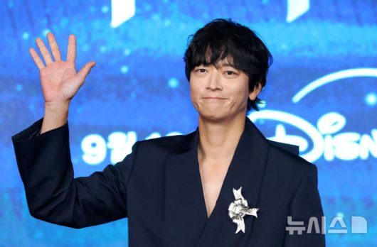 [서울=뉴시스] 김혜진 기자 = 배우 강동원이 2일 오전 서울 종로구 포시즌스 호텔에서 열린 디즈니 플러스 오리지널 시리즈 '북극성' 제작발표회에서 포즈를 취하고 있다. 2025.09.02. jini@newsis.com