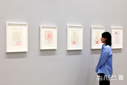 [서울=뉴시스] 박진희 기자 = 국제갤러리는 2일 서울 종로구 국제갤러리 K3에서 루이즈 부르주아(Louise Bourgeois)의 개인전 'Rocking to Infinity'를 개최하고 작가의 주요 작품을 선보이고 있다. 2025.09.02. pak7130@newsis.com