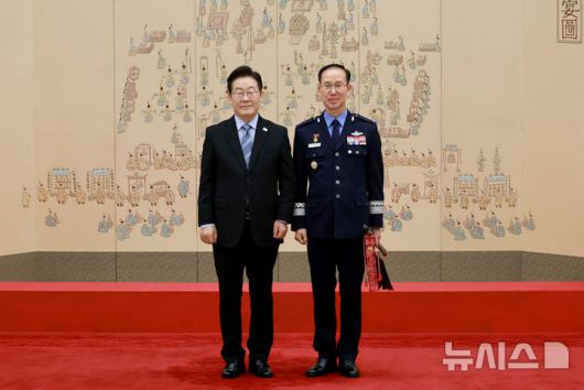 [서울=뉴시스] 최동준 기자 = 이재명 대통령이 2일 서울 용산 대통령실 청사에서 열린 대장 진급·보직 신고 및 삼정검 수치 수여식에서 손석락 공군참모총장의 삼정검에 수치를 달아준 뒤 기념촬영하고 있다. (대통령실통신사진기자단) 2025.09.02. photocdj@newsis.com