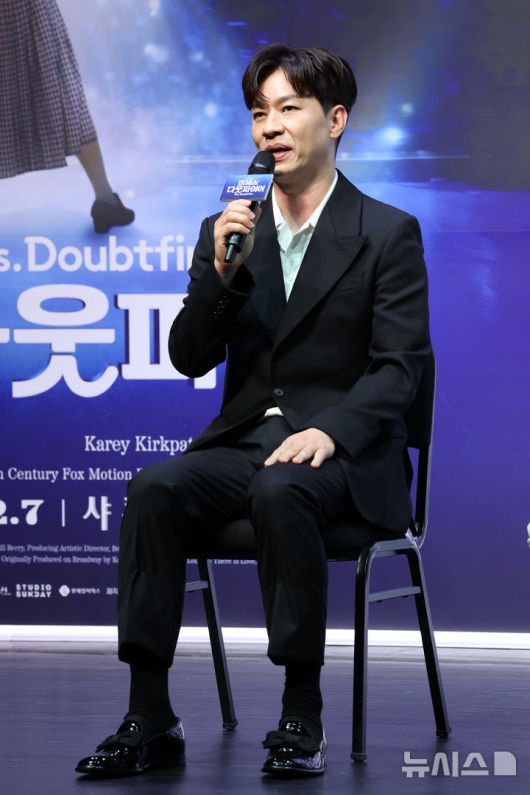 [서울=뉴시스] 박진희 기자 = 뮤지컬 '미세스 다웃파이어' 배우 정상훈이 2일 서울 서대문구 이화여자대학교 삼성홀에서 제작발표회를 하고 있다. 2025.09.02. pak7130@newsis.com