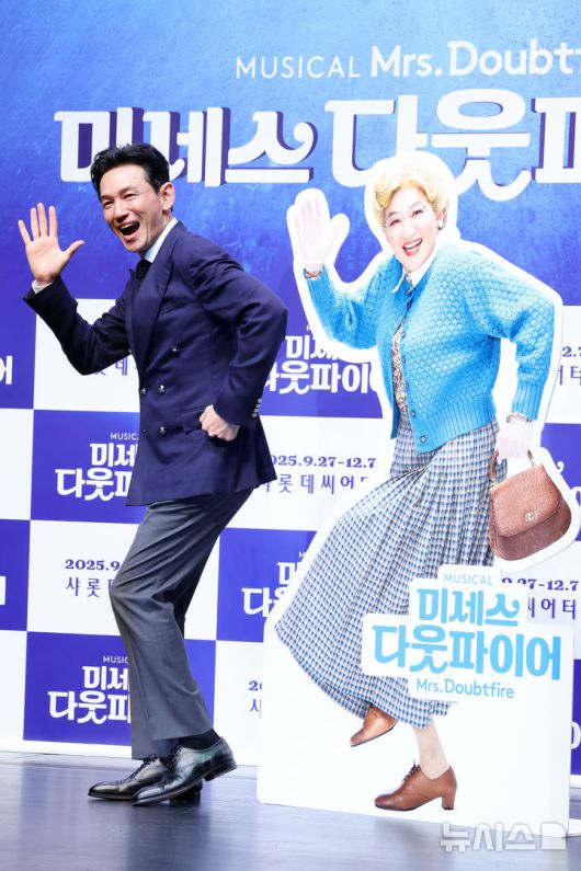 [서울=뉴시스] 박진희 기자 = 뮤지컬 '미세스 다웃파이어' 배우 황정민이 2일 서울 서대문구 이화여자대학교 삼성홀에서 제작발표회를 하고 있다. 2025.09.02. pak7130@newsis.com