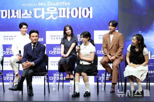 [서울=뉴시스] 박진희 기자 = 뮤지컬 '미세스 다웃파이어' 배우 황정민, 린아, 이지훈, 김다현, 김태희, 설가은이 2일 서울 서대문구 이화여자대학교 삼성홀에서 제작발표회를 하고 있다. 2025.09.02. pak7130@newsis.com