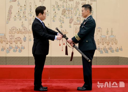 [서울=뉴시스] 최동준 기자 = 이재명 대통령이 2일 서울 용산 대통령실 청사에서 열린 대장 진급·보직 신고 및 삼정검 수치 수여식에서 김규하 육군참모총장의 삼정검에 수치를 달아주고 있다. (대통령실통신사진기자단) 2025.09.02. photocdj@newsis.com