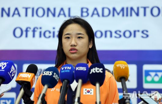 [인천공항=뉴시스] 최진석 기자 = '2025 세계개인배드민턴선수권대회'를 마치고 귀국한 안세영이 2일 오후 인천국제공항 제1터미널에서 인터뷰를 하고 있다.안세영은 지난달 30일(한국 시간) 프랑스에서 열린 '2025 세계개인배드민턴선수권대회' 여자 단식 4강전에서 중국의 천위페이에게 게임 스코어 0-2로 패하며 세계선수권대회 타이틀 방어에 실패했다. 2025.09.02. myjs@newsis.com