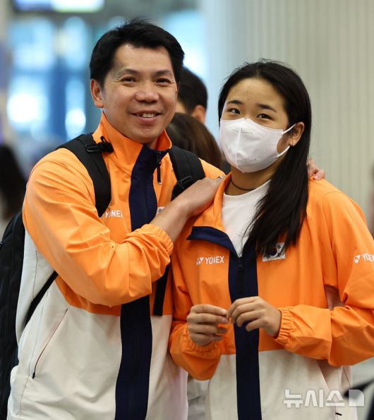 [인천공항=뉴시스] 최진석 기자 = '2025 세계개인배드민턴선수권대회'를 마치고 귀국한 안세영이 2일 오후 인천국제공항 제1터미널에서 로니 아구스티누스 코치의 격려를 받고 있다.안세영은 지난달 30일(한국시간) 프랑스에서 열린 '2025 세계개인배드민턴선수권대회' 여자 단식 4강전에서 중국의 천위페이에게 게임 스코어 0-2로 패하며 세계선수권대회 타이틀 방어에 실패했다. 2025.09.02. myjs@newsis.com